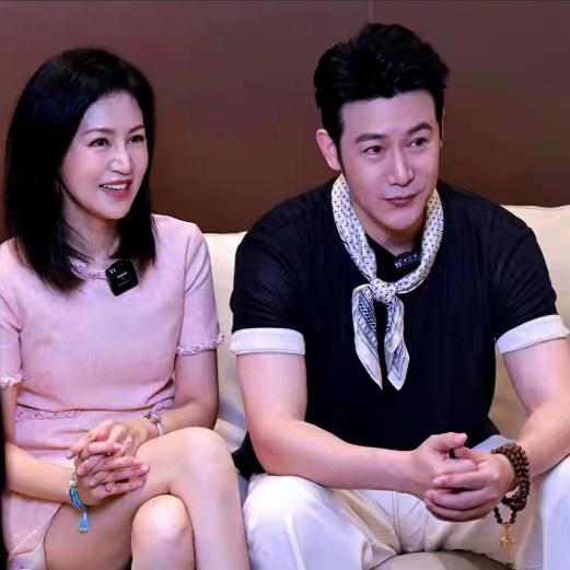 主持人问陆毅:“你当年看上鲍蕾什么了？”陆毅说:“因为她跟我很像，脾气性格很像，