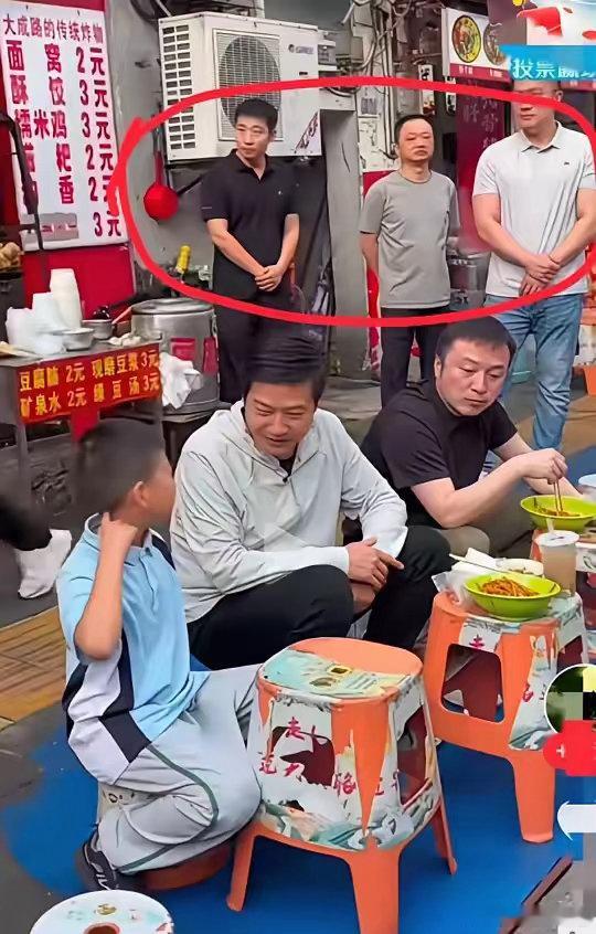 这是雷军的保镖吗？ 