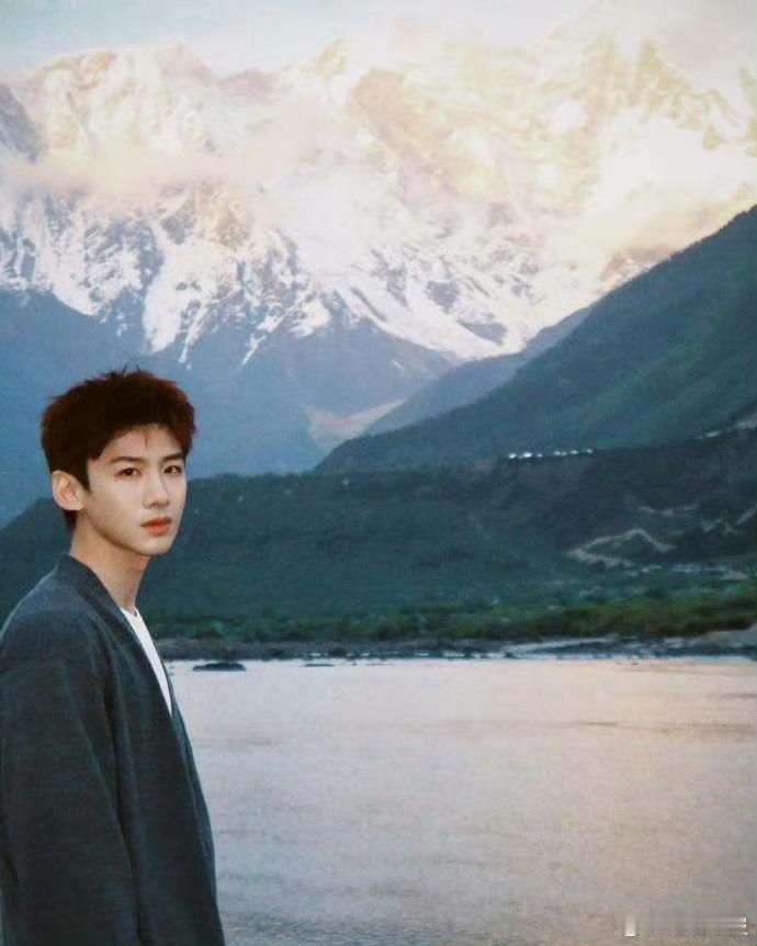 白敬亭来西藏了小白打卡西藏 好帅好权威的一张脸 ​​​