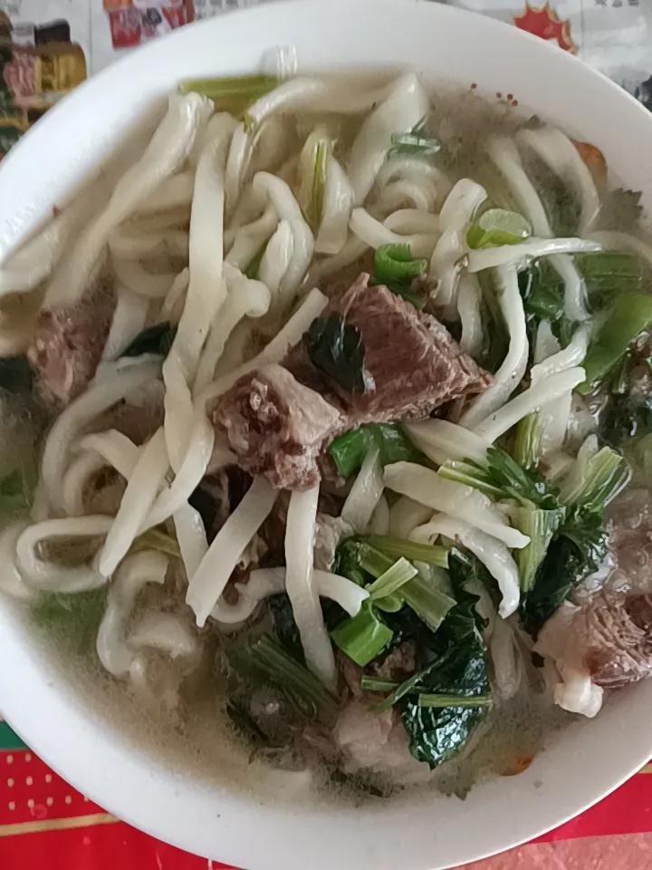 老公很是特性，平常最喜欢守着厨房做饭菜，但只能做自己的，因为我俩的饭点赶不上一起