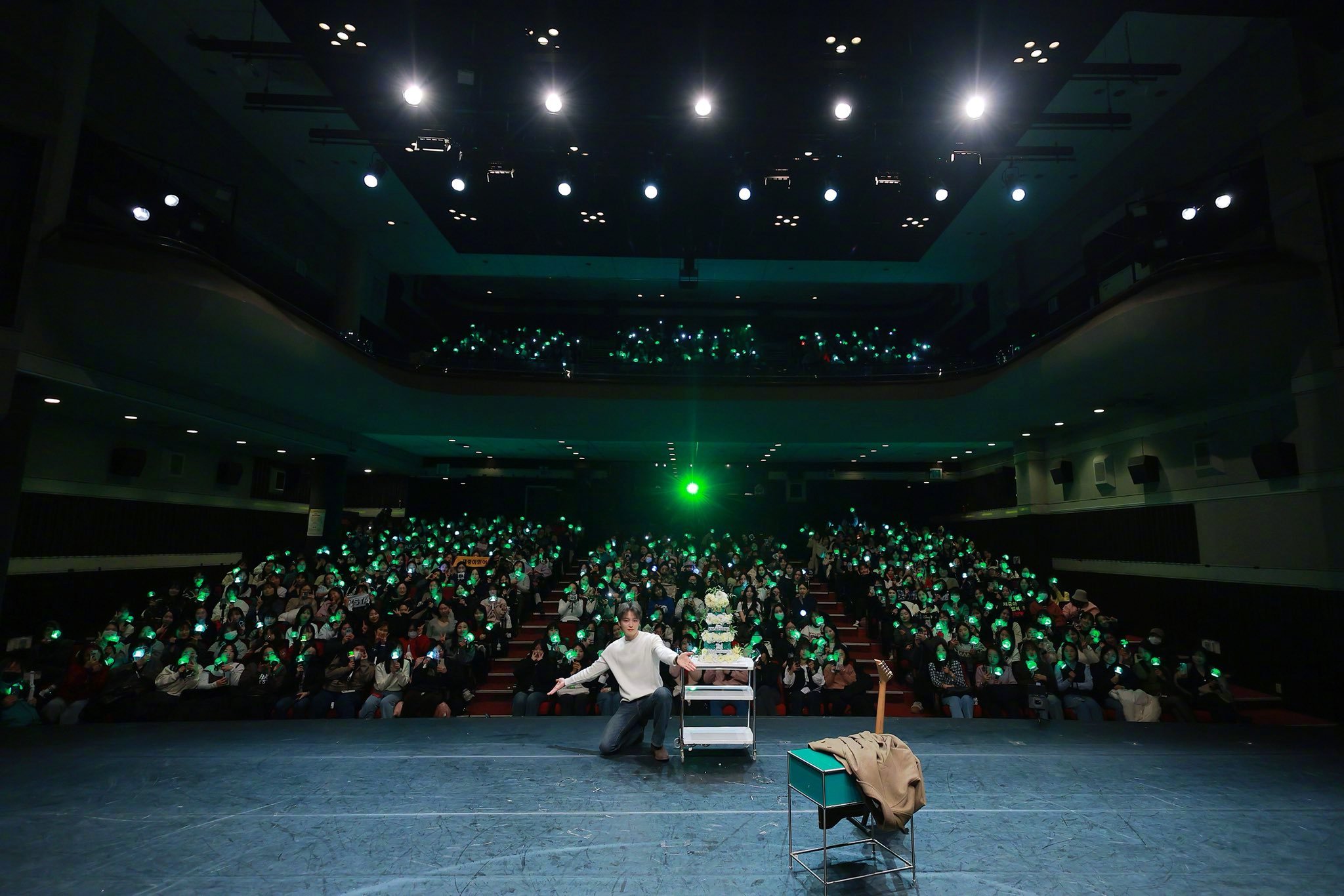 昨天金在中让粉丝们感动的原因- 粉丝们说出道纪念日想见到金在中，结果他只相隔10