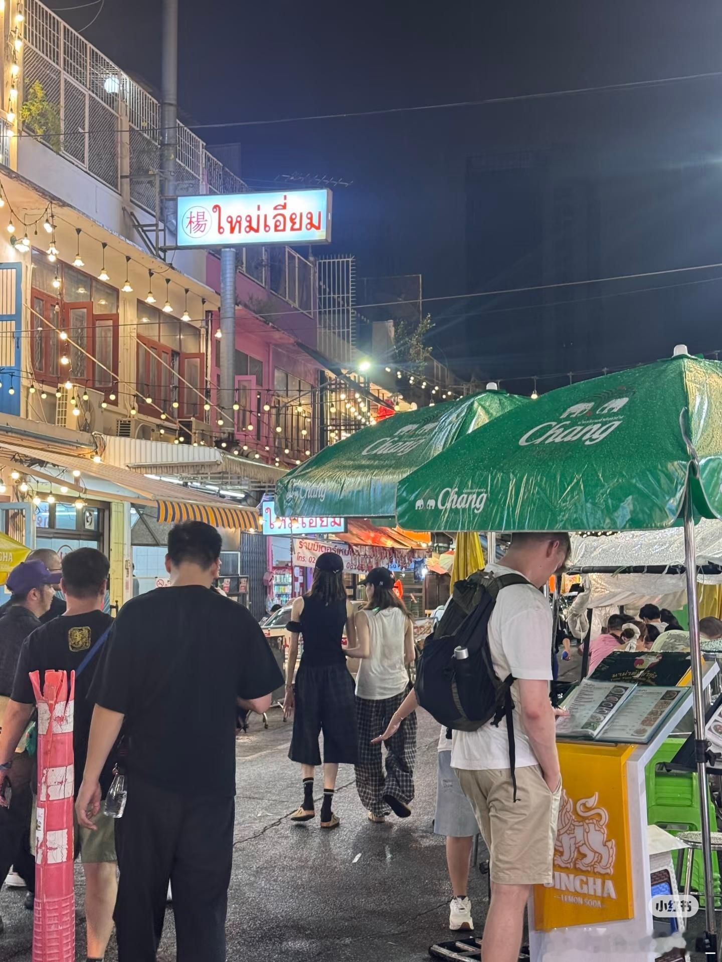 曼谷夜市偶遇张艺凡和朋友逛夜市，对张艺凡身高有了实感对张艺凡身高有了实感曼谷夜市