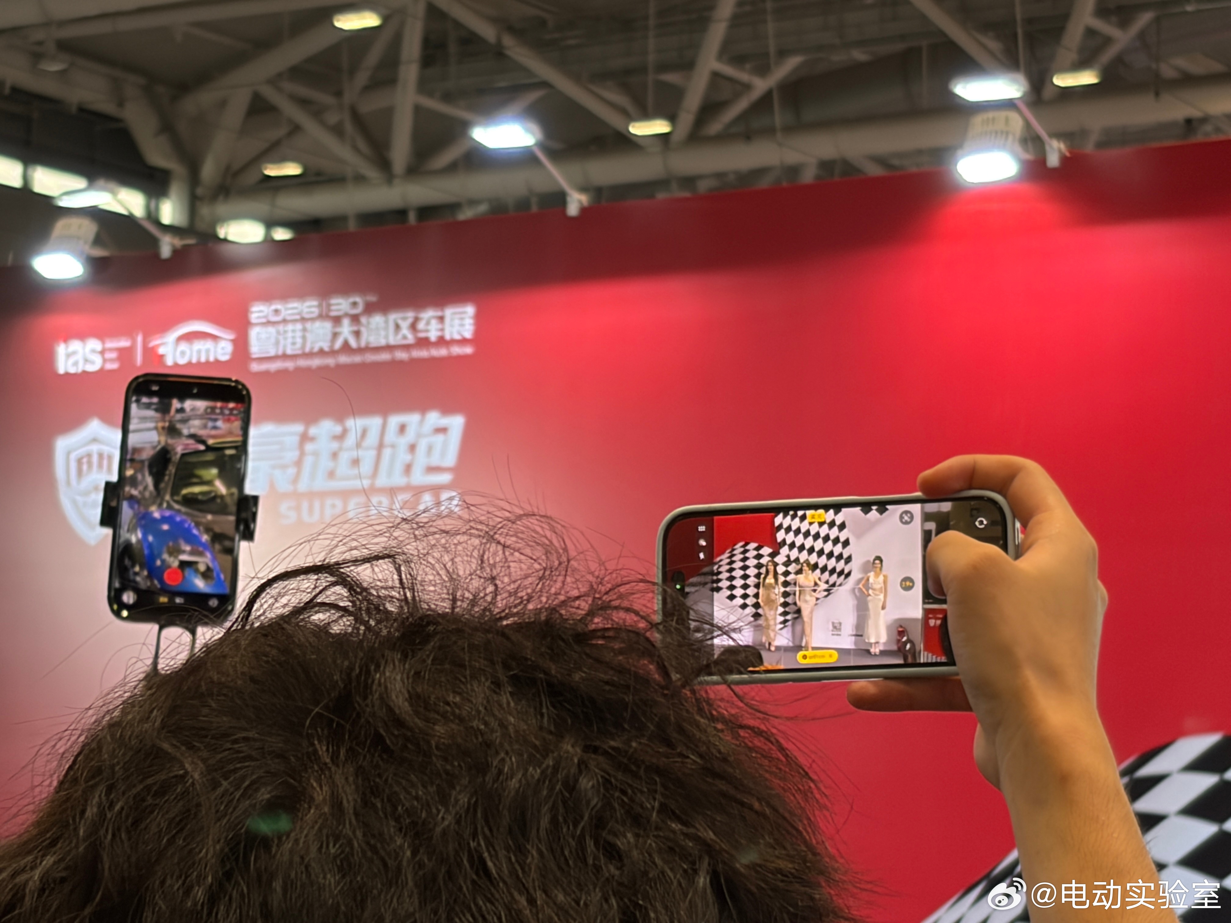 里面是神车帕加尼但是！你们都在拍什么啊？？？公德在哪里！？原图又在哪里？！202