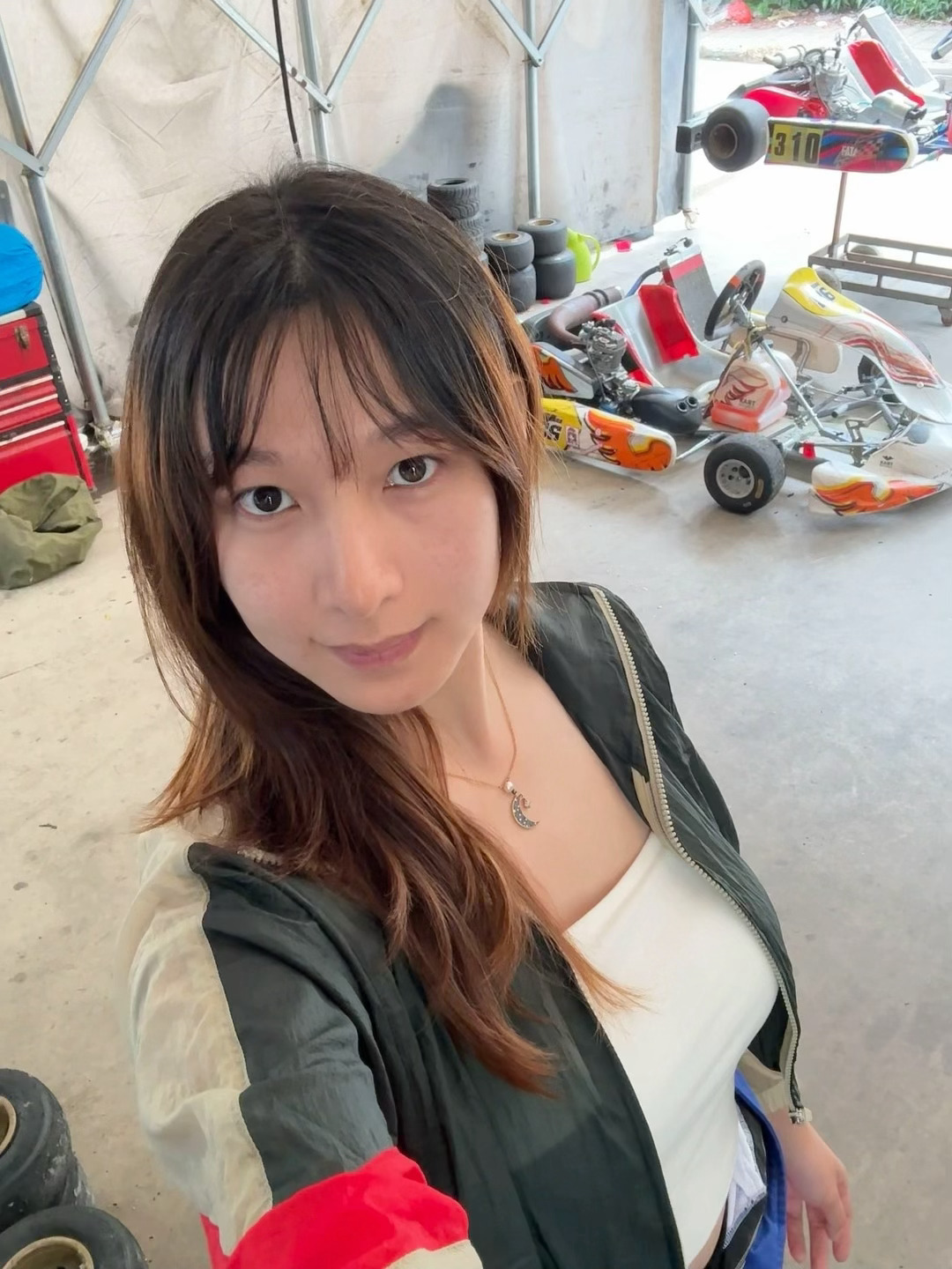 你们看我瘦了没？不能说没瘦。穿赛车服感觉都宽松了一点芜湖～ ​​​