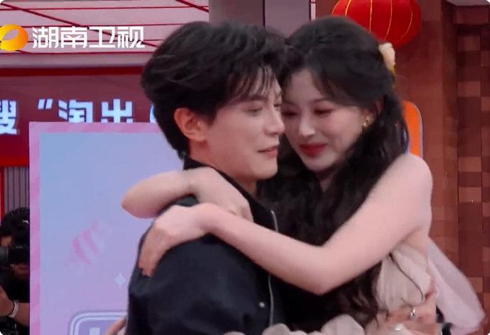 不齐而俞cp粉吃的太好了吧孔雪儿与邓凯全程甜蜜同框，借位吻、默契互动轮番上演，甜