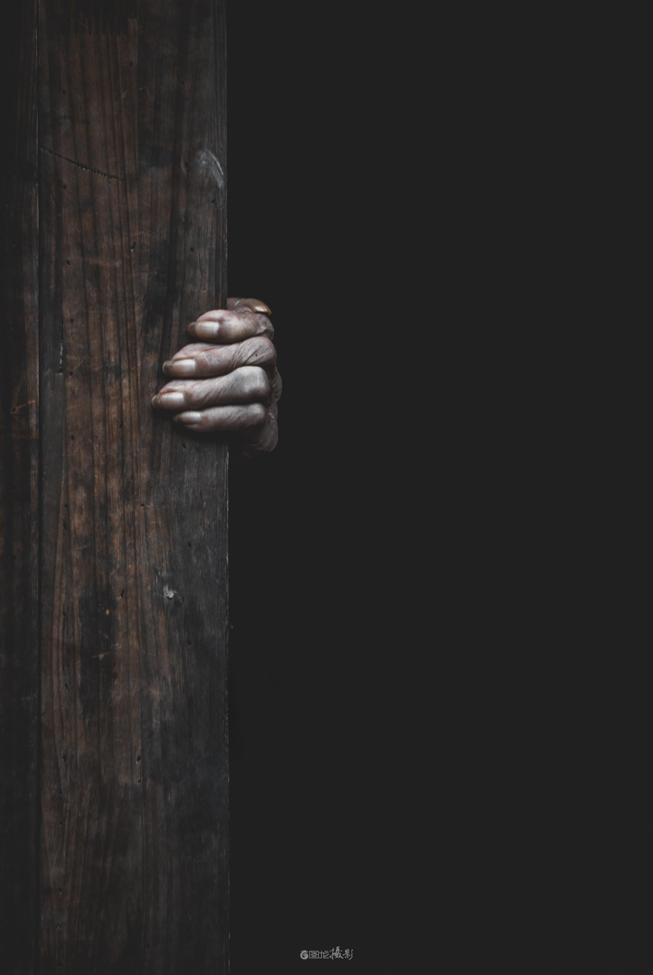 残门枯影。在那昏黄摇曳的光线里，一只枯瘦如柴的手，从紧闭的深色木门后缓...
