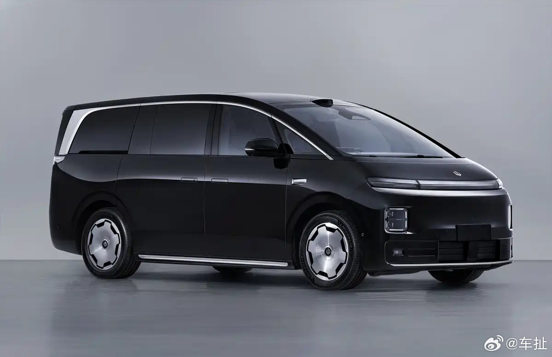 零跑D99出现在了工信部申报目录中，这台车去年就亮相了，现在最新的消息是它会在年