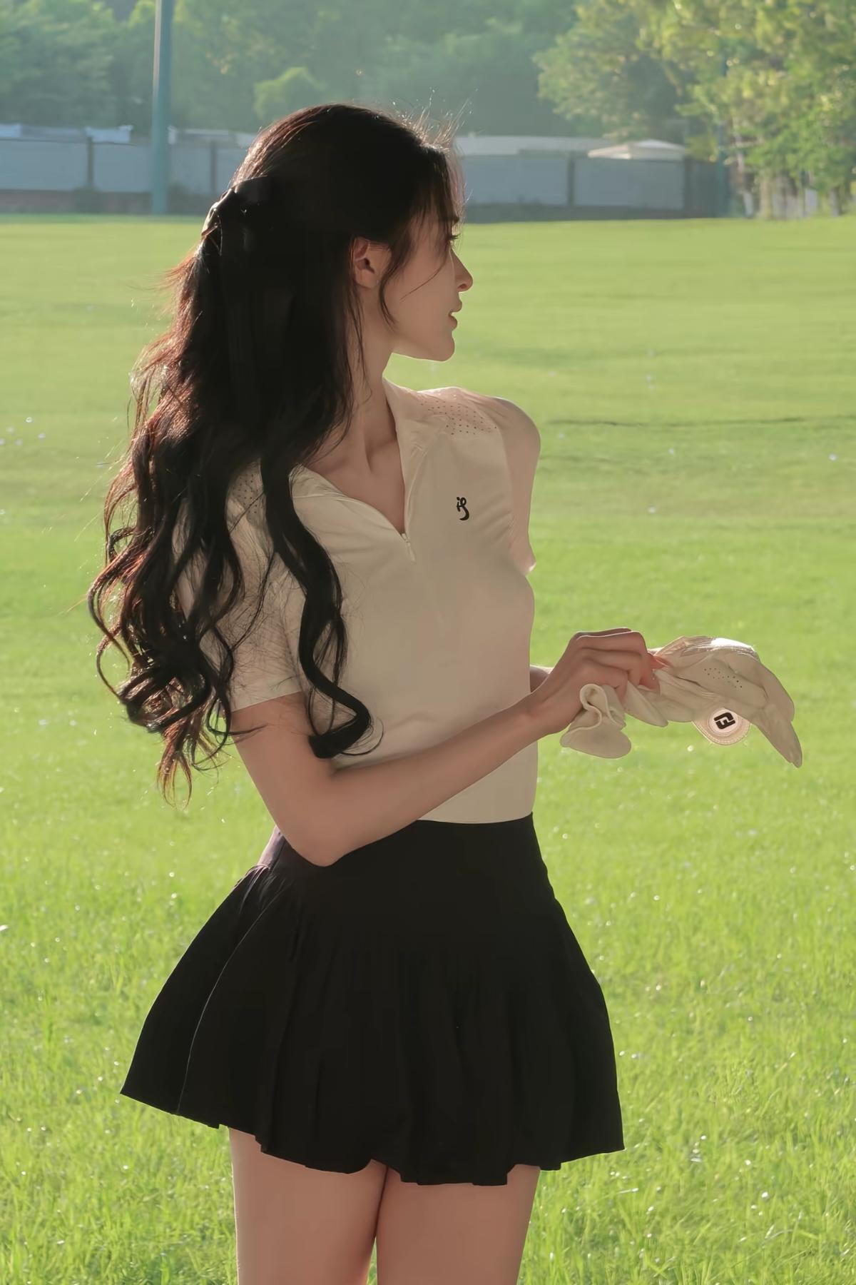 阳光下的少女，轻纱裙摆随风飘扬，温柔如梦。