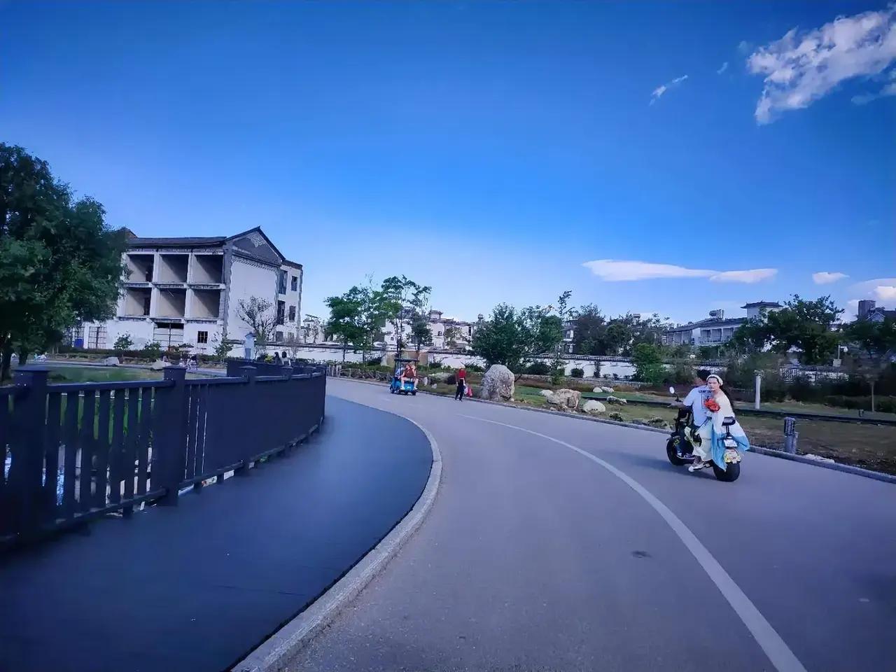 生命里，是不是都藏着这样一个人？
明明早就断了所有联系，拉黑、删除、互不打扰，可