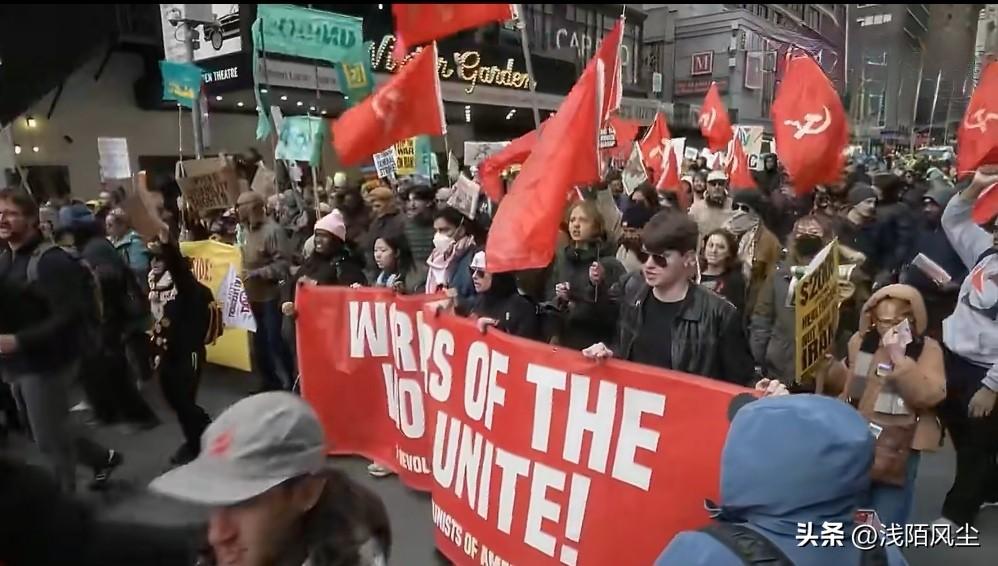 在纽约举行的“不要国王”示威游行中，美共也随着大部队反特朗普政权并高喊:“只有一