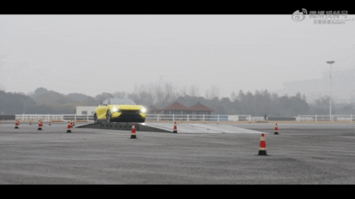 飞坡测试戳破豪华SUV滤镜莲花跑车 莲花ELETRE的飞坡测试视频我看完了，印象