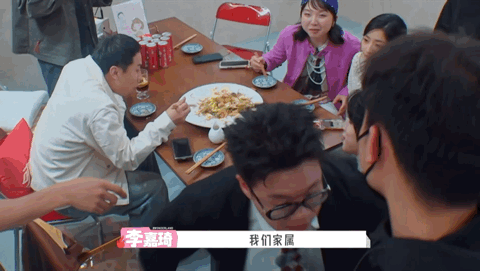 李嘉琦沈月吃饭哇声一片李嘉琦一直喂沈月一直吃 饭局之上欢乐不断，李嘉琦化身专属投