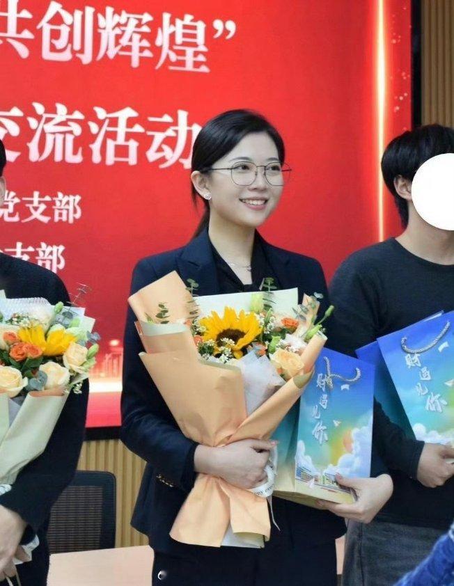 #两女子当租赁伴娘遭新娘拒付尾款#据说是最近的焦点人物 ​​​