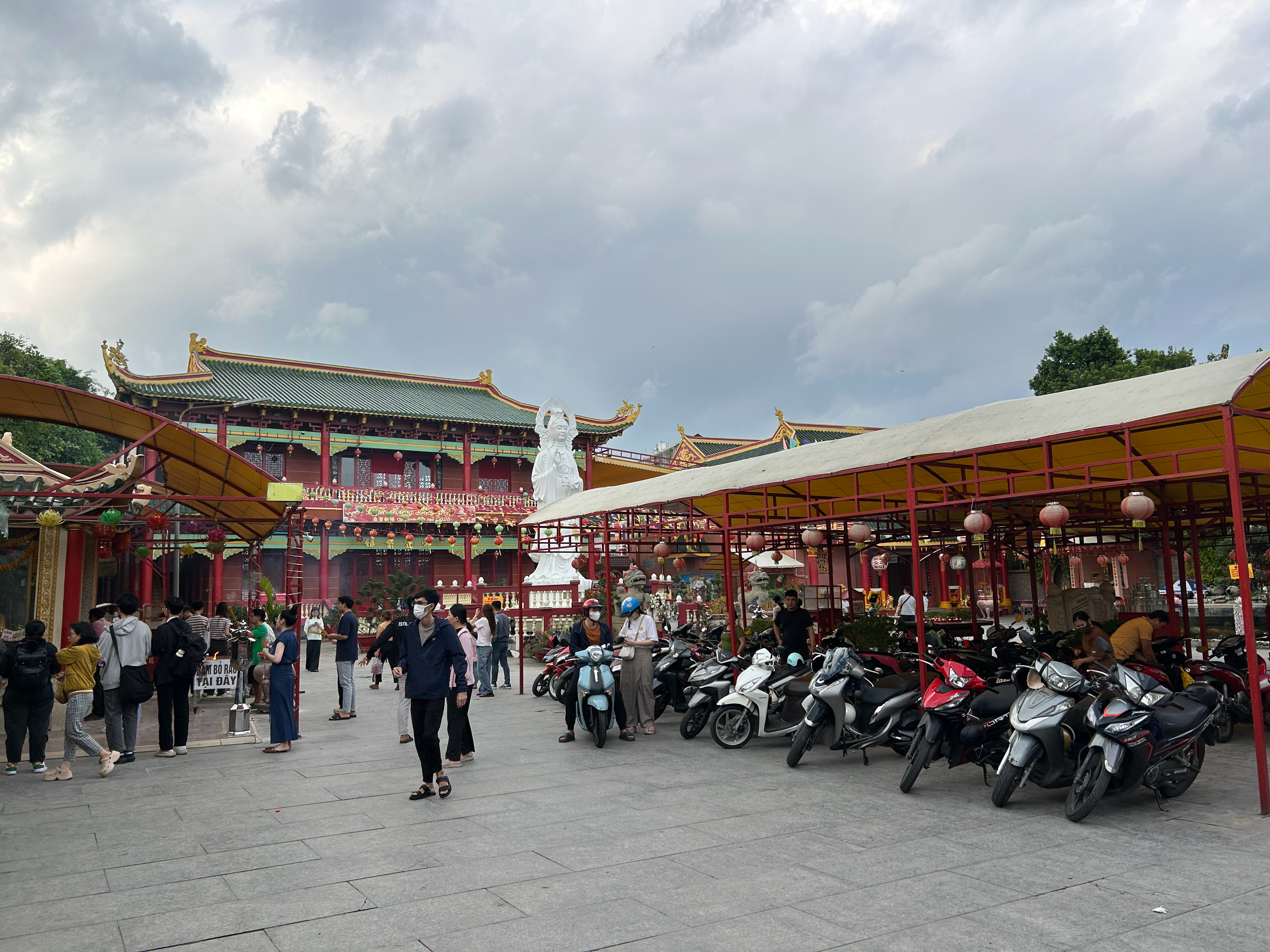 今天来寺庙上香，希望今年9月-12月顺顺利利发财暴富！ 