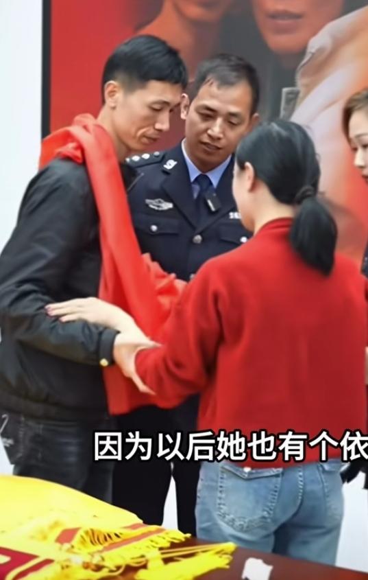 湖北仙桃姐弟失散33年终于团聚，在江西南昌认亲现场相拥痛哭，场面令人破防。姐弟俩