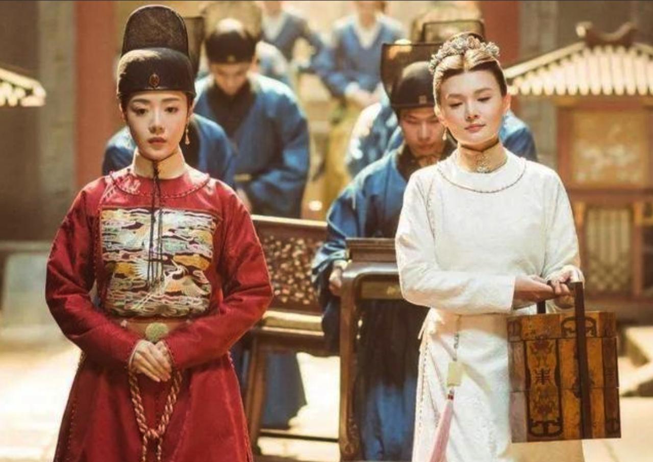 1561年，快六十岁的嘉靖皇帝，正盯着13岁的小宫女尚氏。他忽然笑了。不是因为酒
