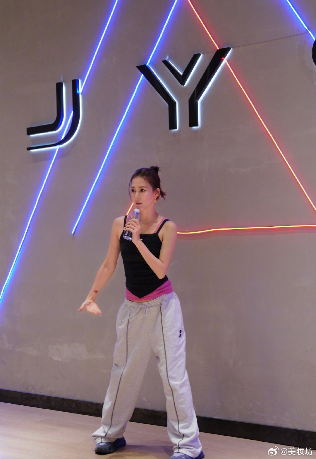 弦子高精力人群的演唱会安排 实力与努力并存的弦子！认真备战巡演舞台，细化每一处表