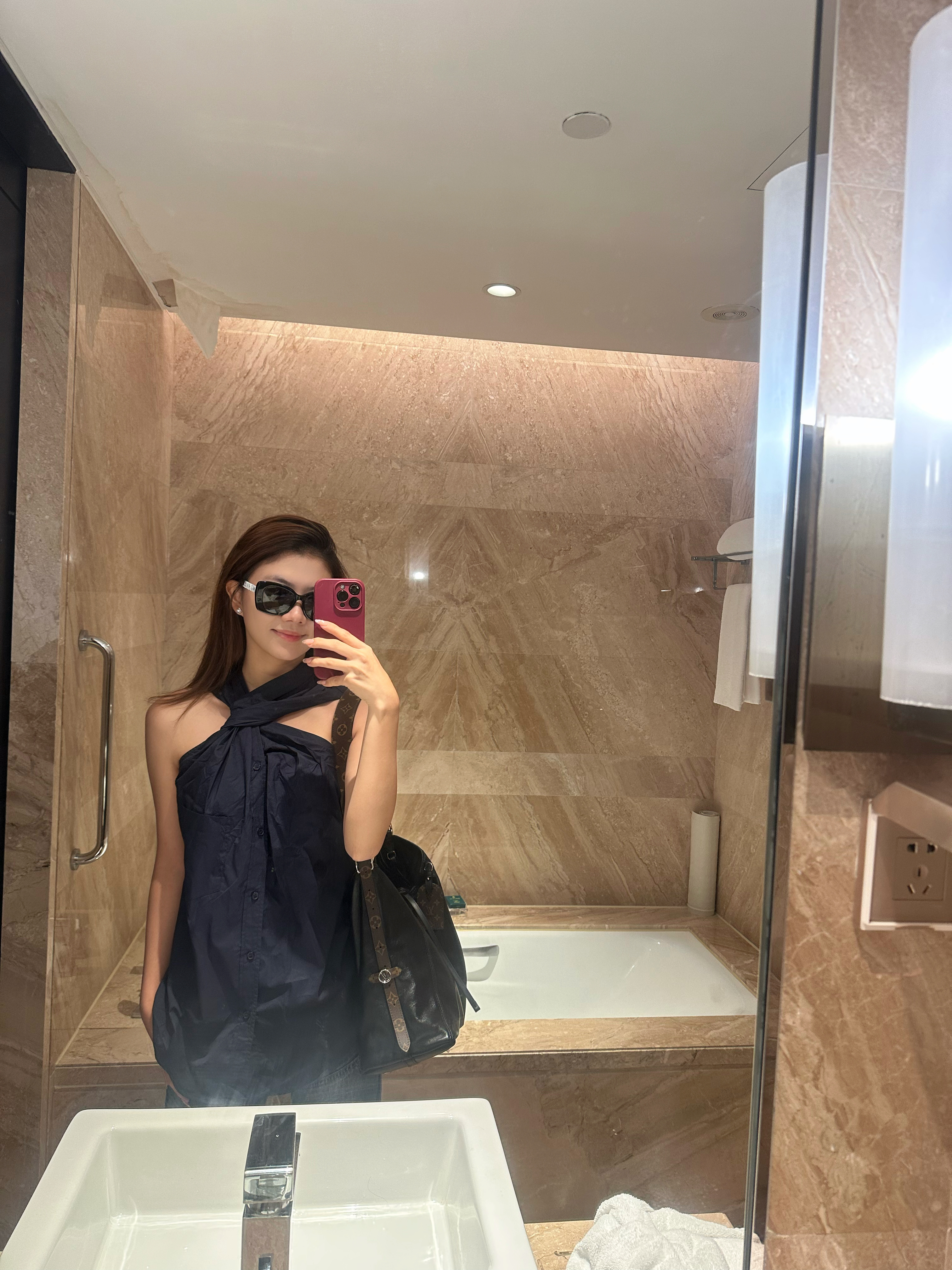 霜霜の日常碎碎念 当女主持人分配到最早场的试驾——感谢世界上第一个发明大框墨镜的