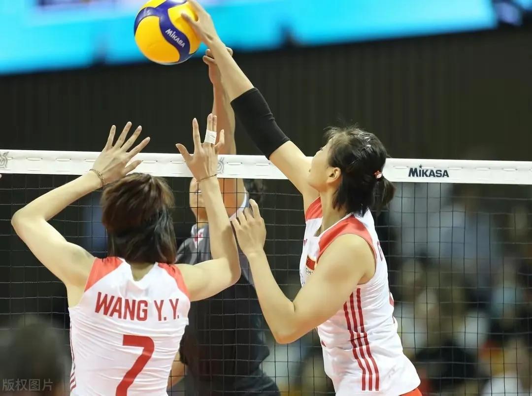 中国女排两连败，2：3遗憾输给荷兰！给各球员评分如下：

1、李盈莹8.2分，连