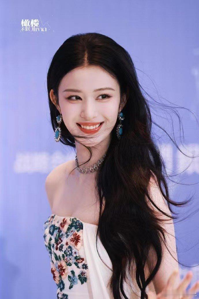 王楚然 乱花渐欲迷我眼 王楚然站在花海中，眉眼如画，气质温柔又灵动。裙摆轻轻一摆