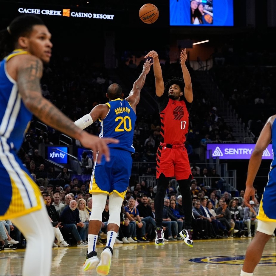 昨天开拓者vs勇士的比赛，有21名不同的球员投进三分，也创造了一个新纪录…此前有