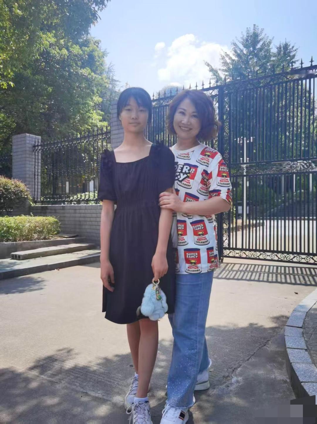 江苏镇江小学老师资助湖南女孩 7 年 20 万，换来高考 238 分，引起巨大的