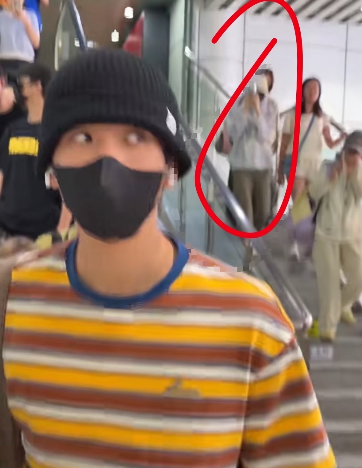 田曦薇机场伪装粉丝田曦薇假装粉丝拍王安宇 笑不活了家人们！田曦薇沉浸式扮演粉丝，