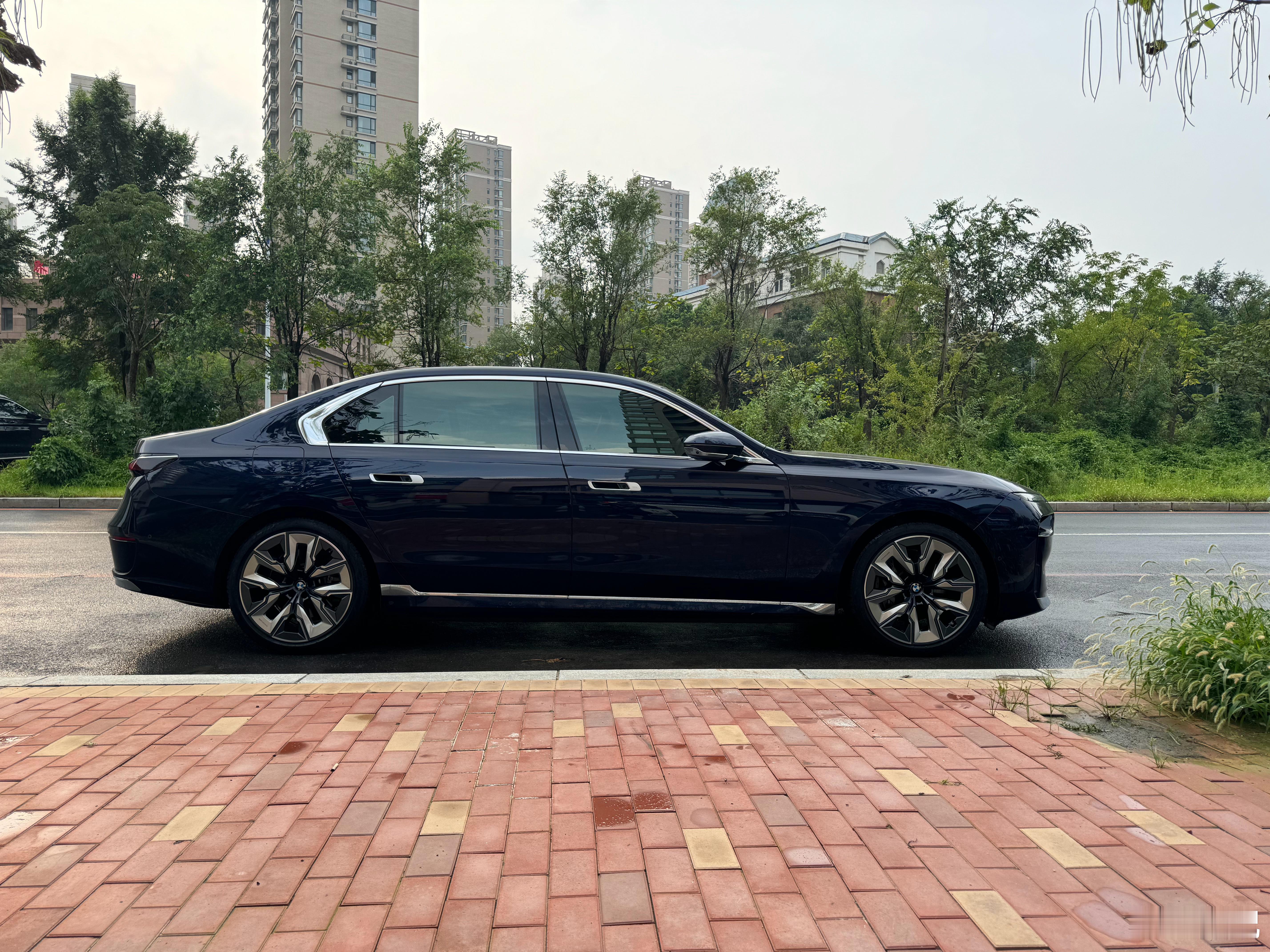 i7真是我今年买的最满意的电车，操控和底盘质感真特么绝了，最致命的是我买完之后涨