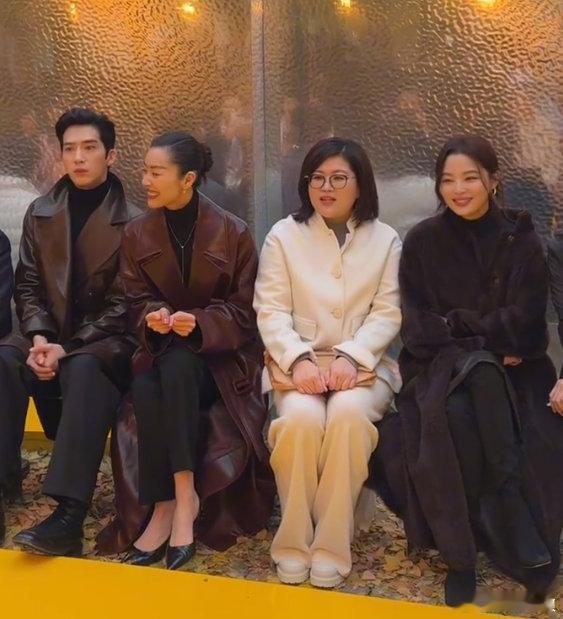 辛芷蕾这回没坐中间了辛芷蕾这回懂事儿了，没有坐在井柏然和刘雯中间，没当电灯泡了，