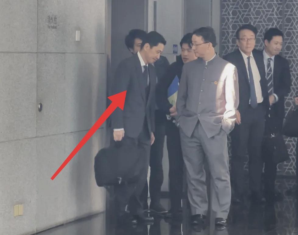 看看日本外务省这位来华官员的姿态，就知道什么是知小节而无大义了！

无论是小到一