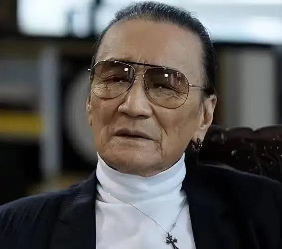 在一次节目中，谢贤调侃说：“当年我花了4000W投资了个酒吧，3年就赔完了。如果
