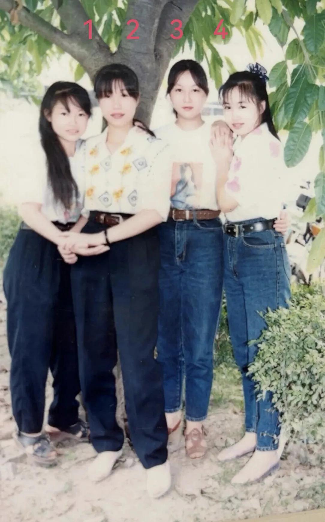 翻出这张老照片，满满的回忆涌上心头。九十年代的四个姑娘，站在树下合影，打扮朴素又
