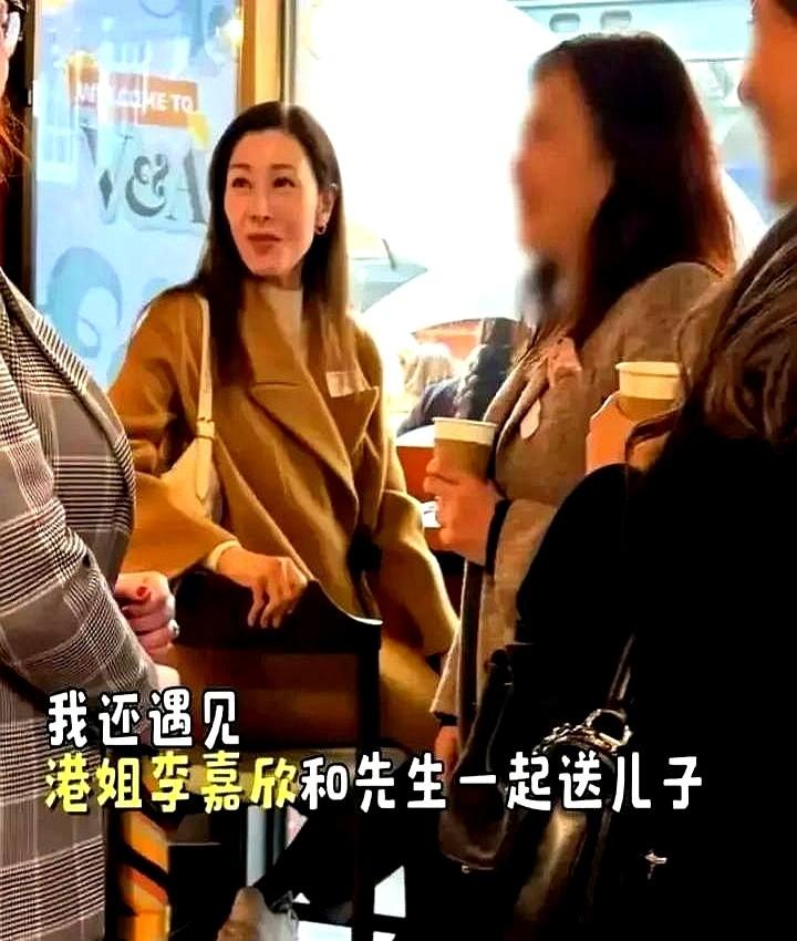 别总盯着李嘉欣的脸了，看看她老公许晋亨的眼神。

草蜢演唱会上，62岁的李嘉欣一