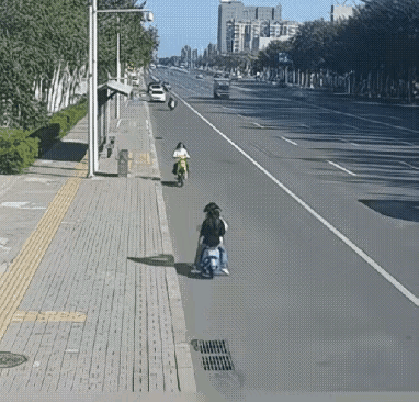 骑蓝色电动车是逆行全部责任