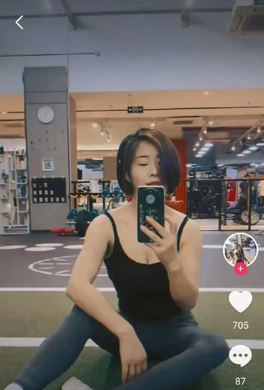 她跳了一支舞，

公司炸了锅，

网友吵翻了天。

那天是公司年会，在苏州一家大