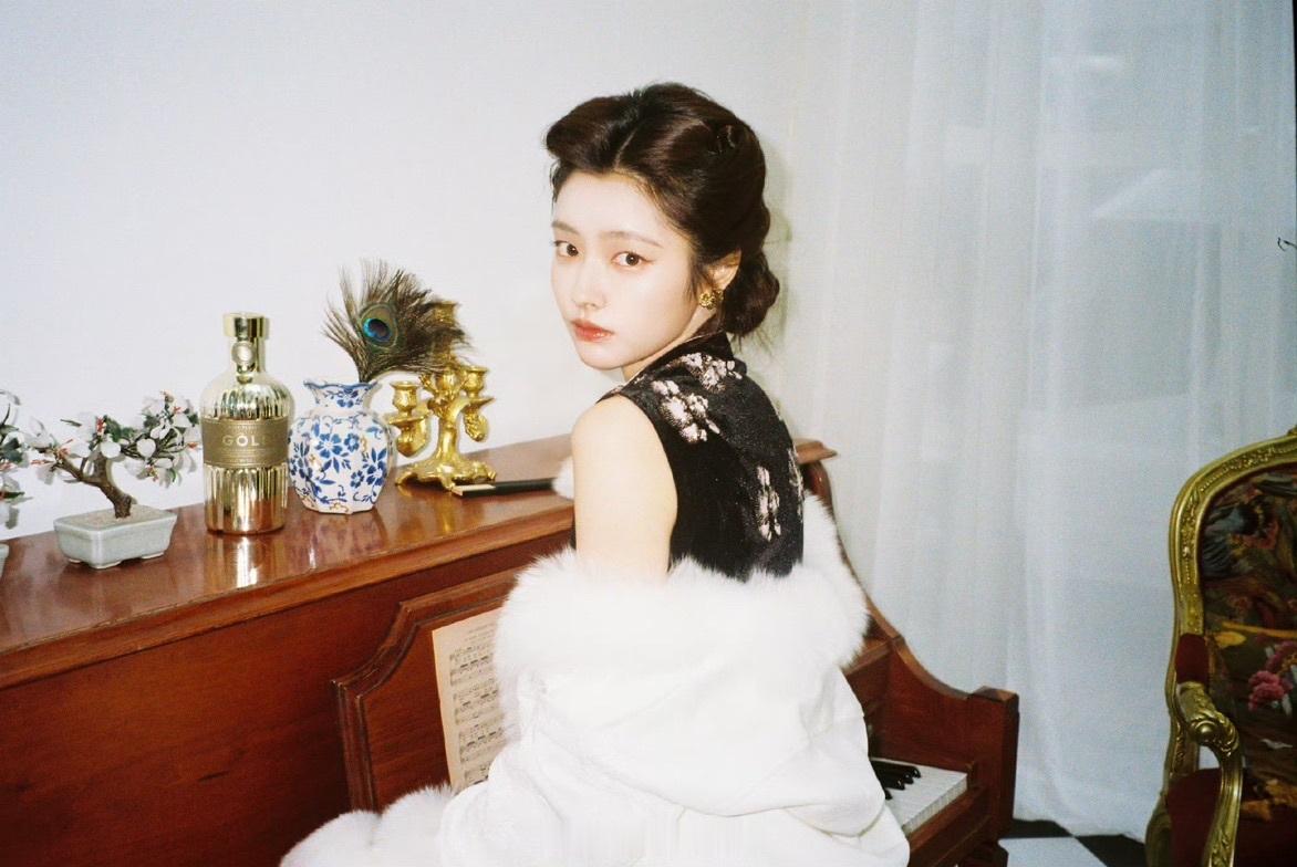 徐若晗机场路透，看到粉丝光腿立刻叮嘱“不冷吗？穿秋裤呀”！好温柔的漂亮姐姐～ 