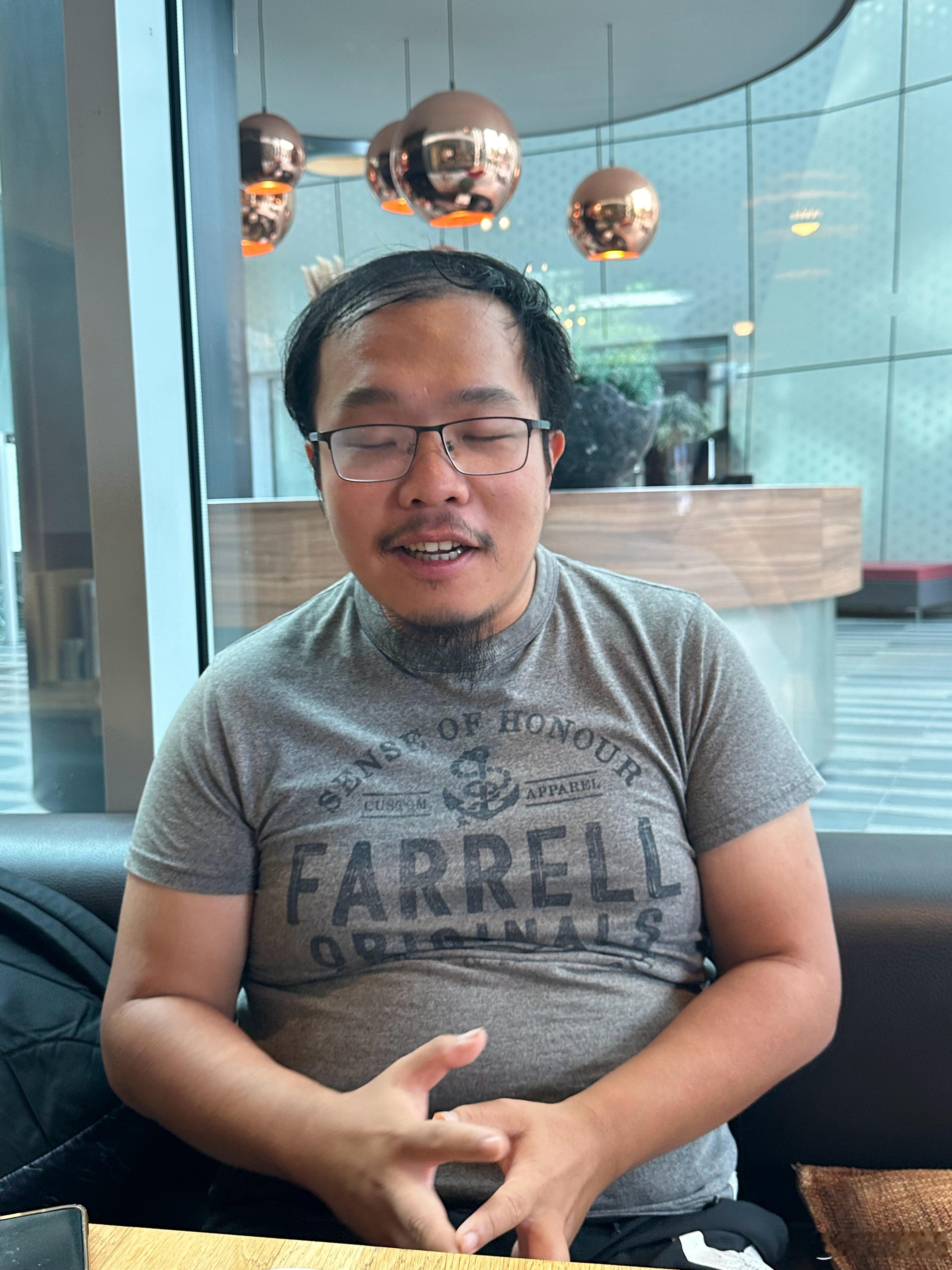 今天在鹿特丹见了高材生小袁，北大本科毕业。现在在阿姆斯特丹大学做助理教授。  ​