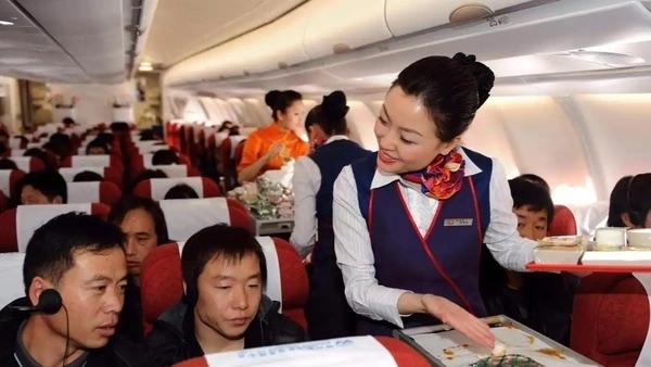 近日，国航、东航、南航、川航等多家航空公司纷纷推出付费定制飞机餐服务，餐品覆盖十