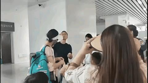 乘高铁不让带酒，这几个人上来会过日子的劲儿了，硬是把一瓶酒给干喝了，实实在在说，