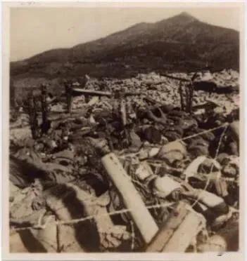 1937年，紫金山下，被日军屠杀的同胞尸体堆积如山。 ​​​
这是侵华日军士兵堀