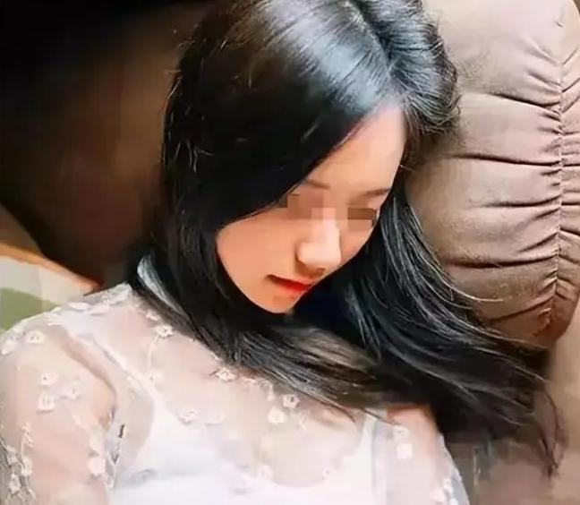 江苏一女子，和老板聚餐后醉得不省人事，后被老板带到房间发生了关 系。不料，次日一