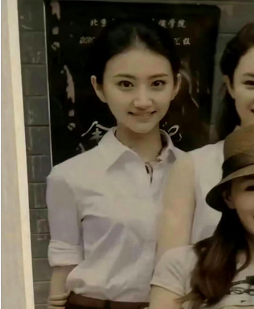 景甜的学生旧照掀起一波回忆杀，泛黄的画面里，她身着简约白衬衫，青涩模样却难掩精致