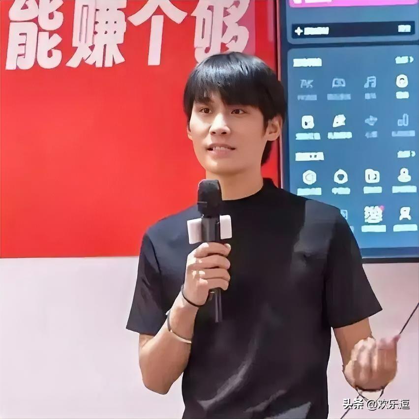 三只羊复出了！

不是直播带货，

而是换了个赛道。

三只羊推出小白抖音创业线