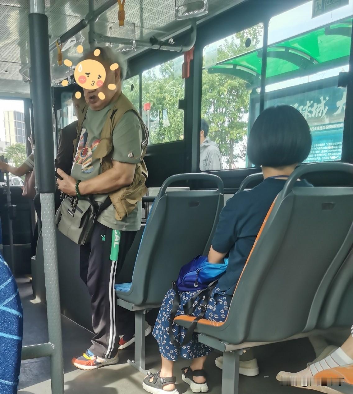 方才坐公交车，看见上来一位颤颤巍巍的八旬老人，没有拿卡，也没有拿身份证，司机示意