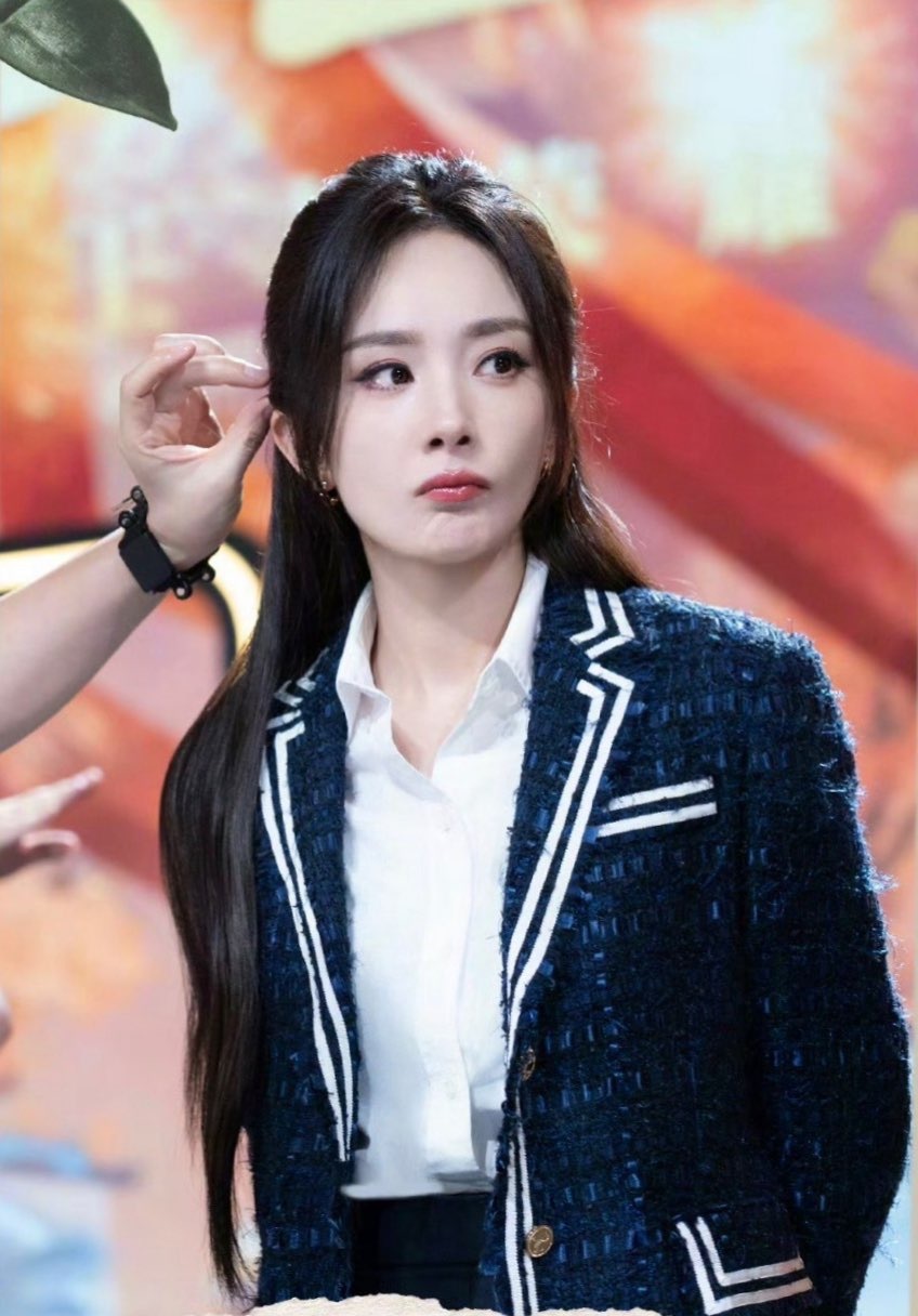 杨幂  解锁新的拍照姿势📷！嘟嘴要亲亲😘 