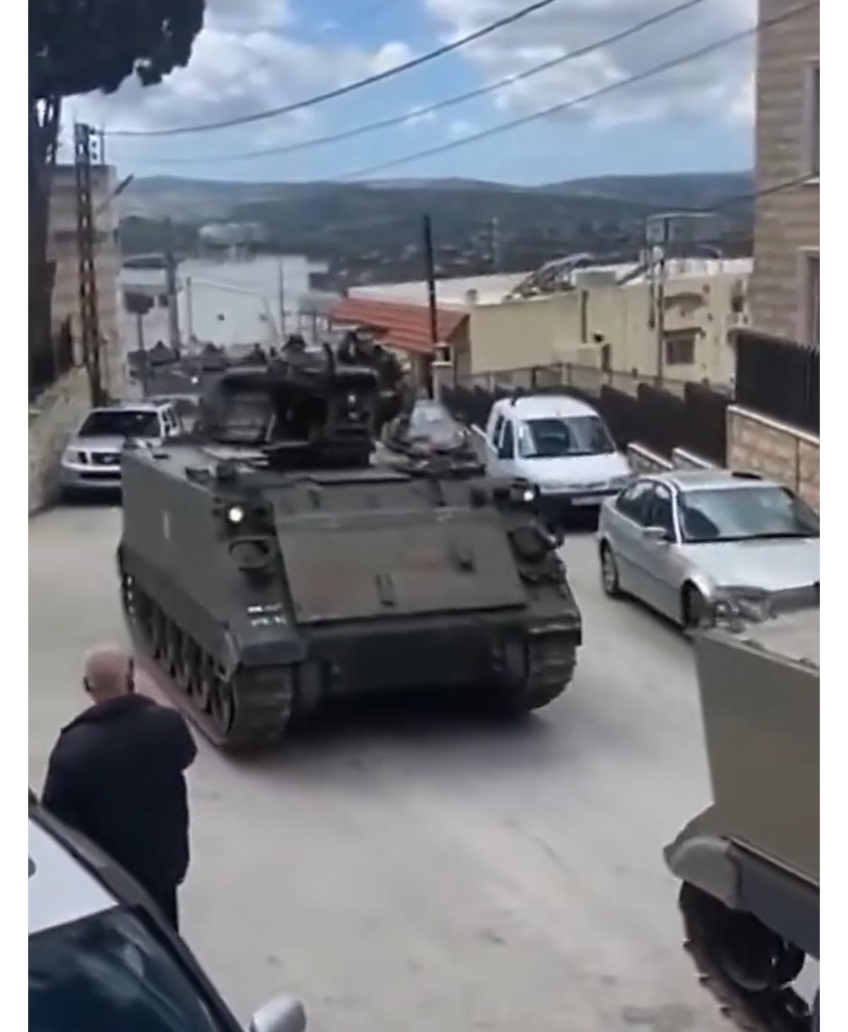 在以色列的攻势下，黎巴嫩武装部队决定再次放弃该国南部的一座城镇。画面显示黎巴嫩军