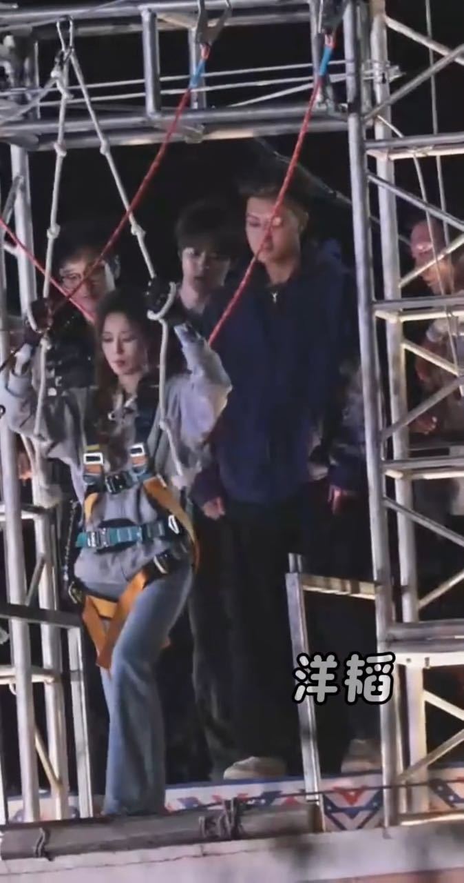 徐艺洋回头那一眼，不是怕，是在找他。黄子韬一个点头，没说"别怕"，但比"别怕"管