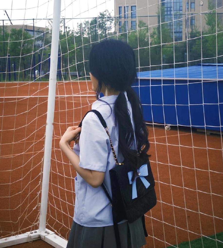 小时候住大杂院，吃完饭孩子就跑出来扎堆，夏天男孩子们都穿个背心裤衩的。

有的坏