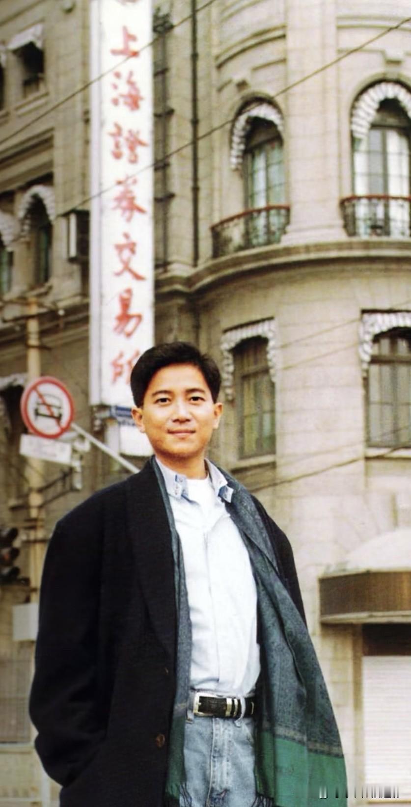 陈百强在上海，把青春留在了镜头里📸

他穿着长款大衣，里面搭件清爽的衬衫，牛仔