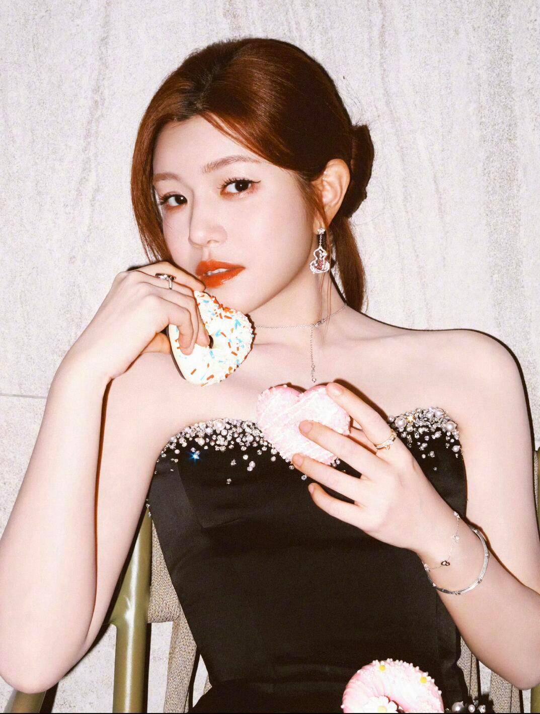 陈妍希机场偶遇陈妍希陈妍希在机场偶遇了跟自己同名字的粉丝，这也太巧了吧。 
